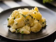 Рецепта Традиционна виенска салата от варени картофи, лук, горчица, оцет и олио